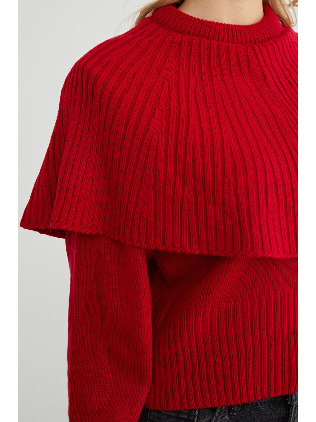 Kırmızı Pelerin Detaylı Triko Kazak-4