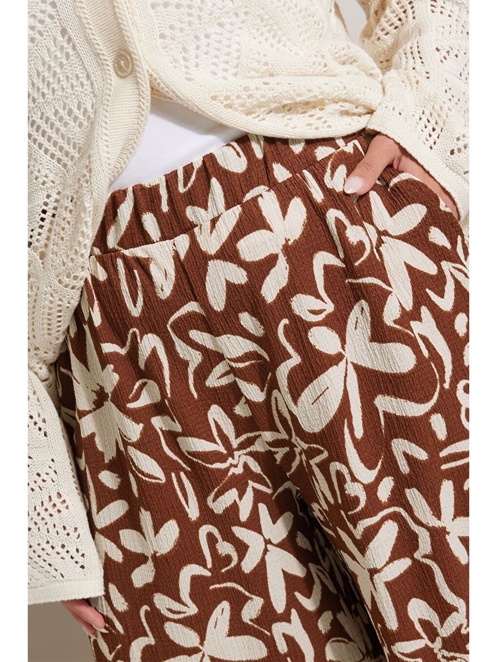 Kahverengi Büyük Beden Beli Lastikli Cepli Çiçek Desenli Kapri Pantolon 145293-3