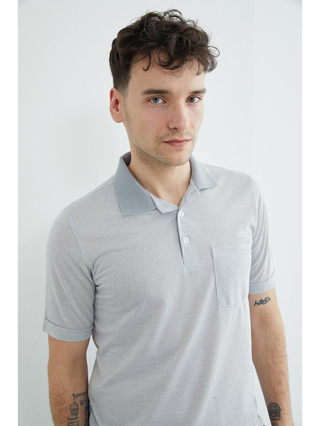 Gri Desenli Düğmeli Polo Yaka Tek Cepli Tişört