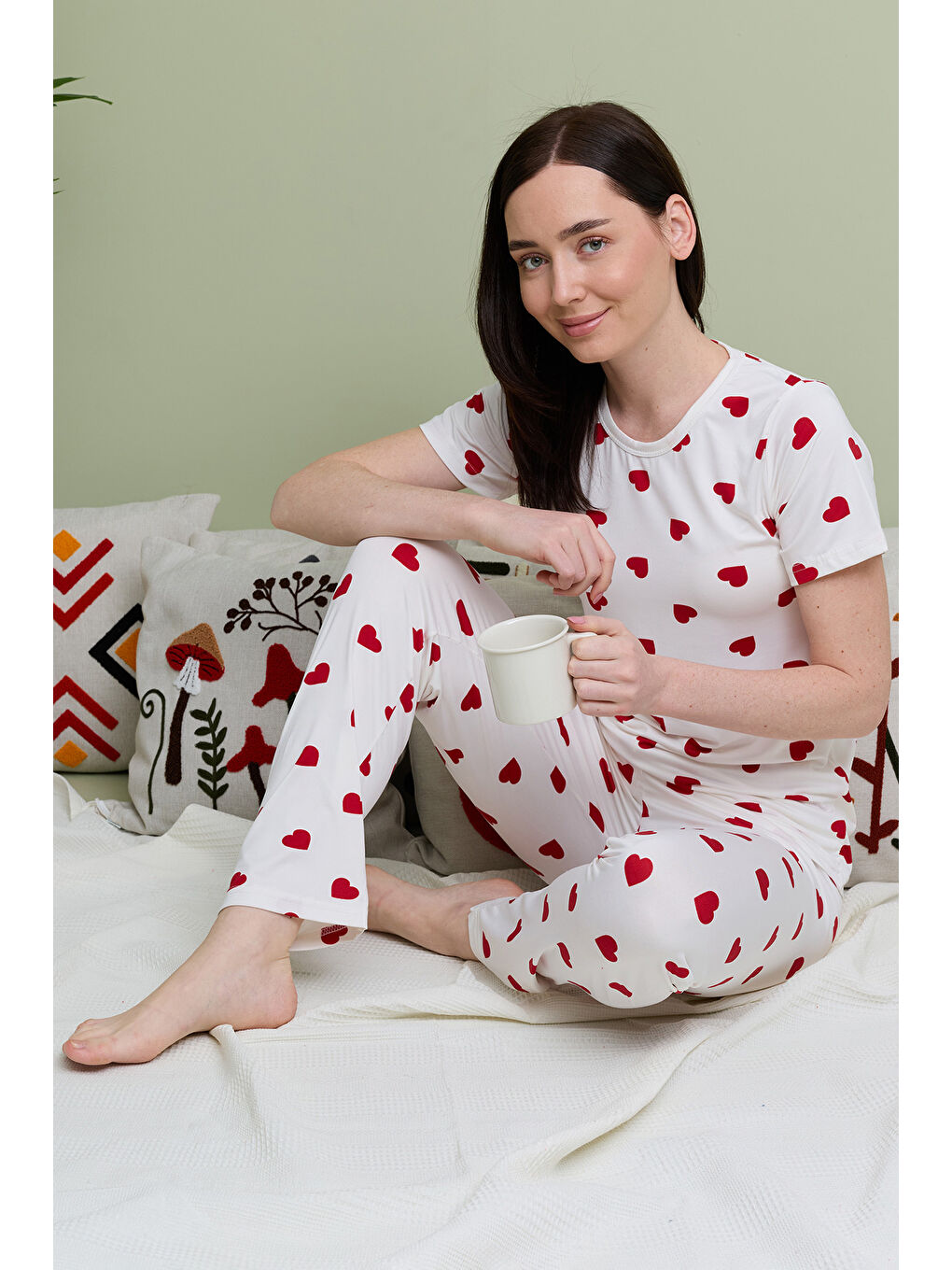 Ekru Büyük Kalpli Desenli Bisiklet Yaka Kısa Kollu Pijama Takımı