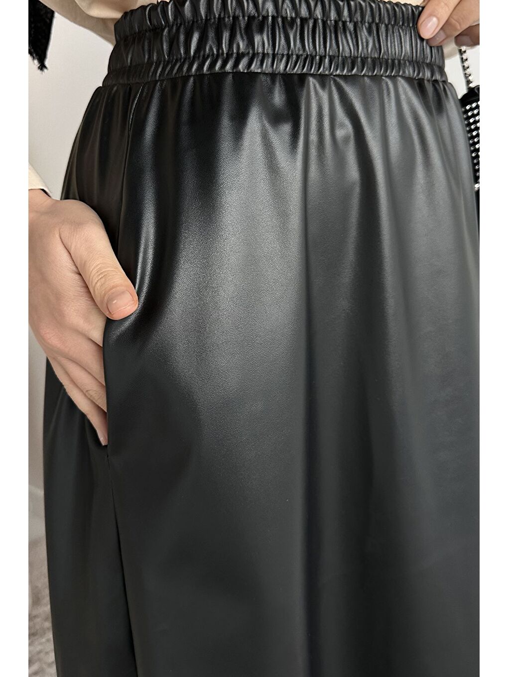 Siyah Bel Lastikli Cepli Deri Tesettür Etek-6