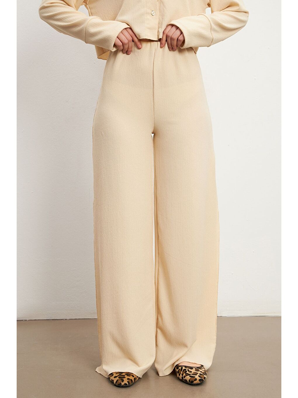 Kadın Bej Yırtmaç Detaylı Krinkıl Pantolon