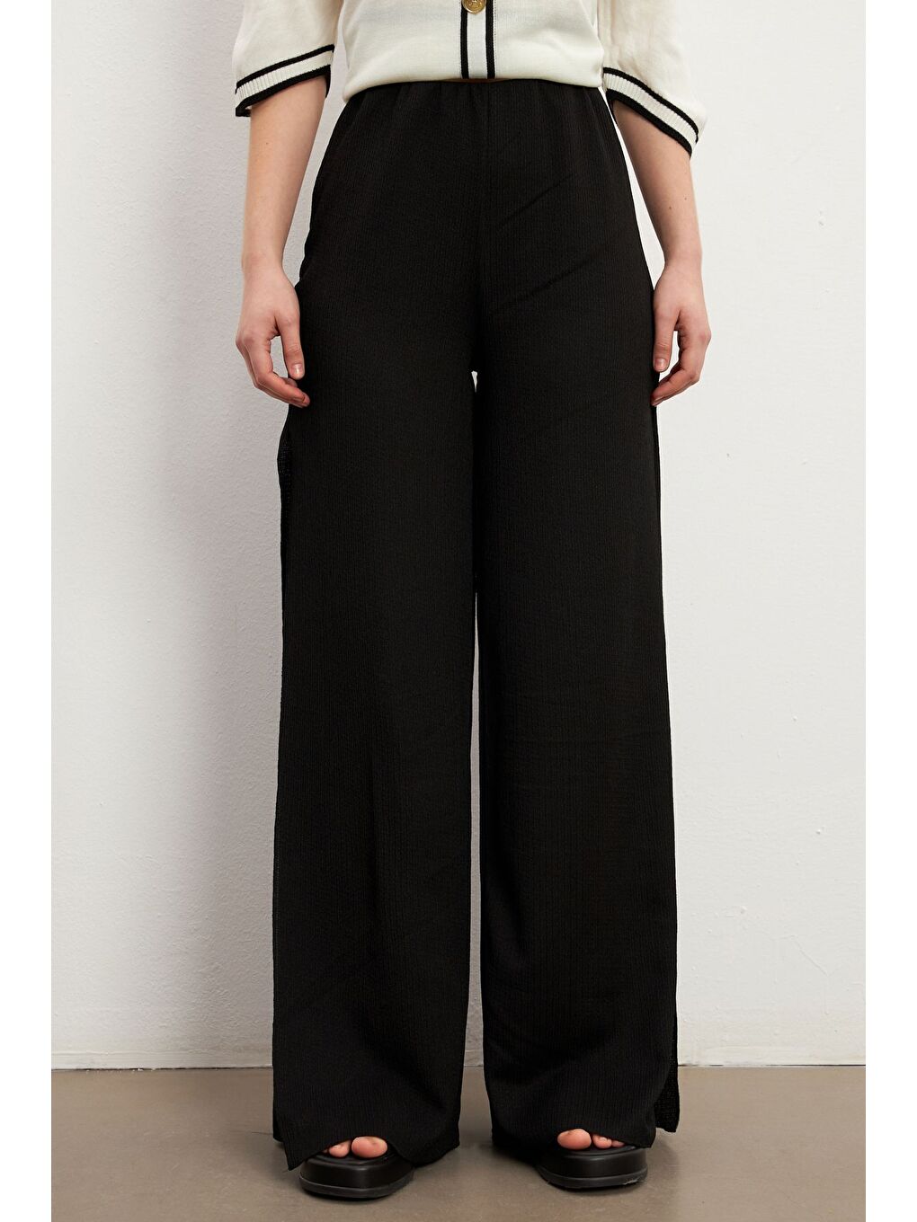 Kadın Siyah Yırtmaç Detaylı Krinkıl Pantolon