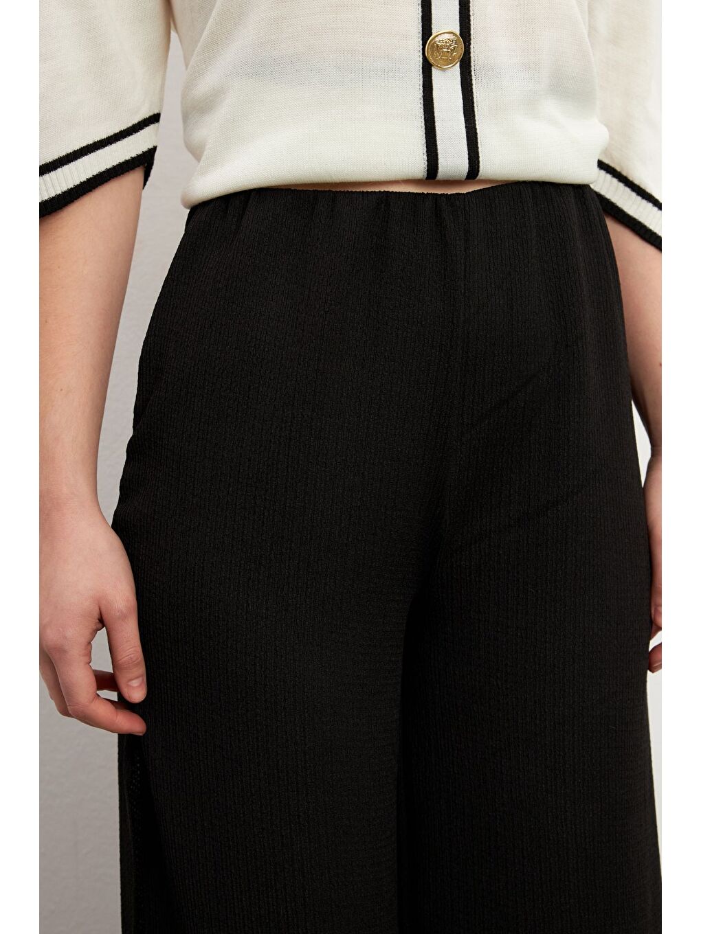 Kadın Siyah Yırtmaç Detaylı Krinkıl Pantolon-1