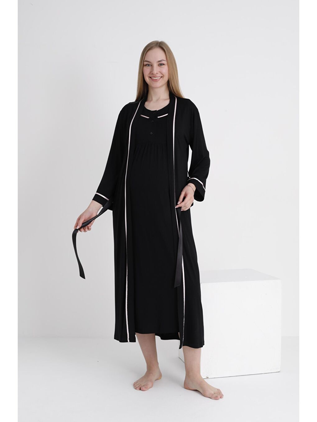 Siyah Sabahlıklı Emzirmeye Uygun Şerit Detaylı Hamile ve Lohusa Sıfır Kol Gecelik Takımı