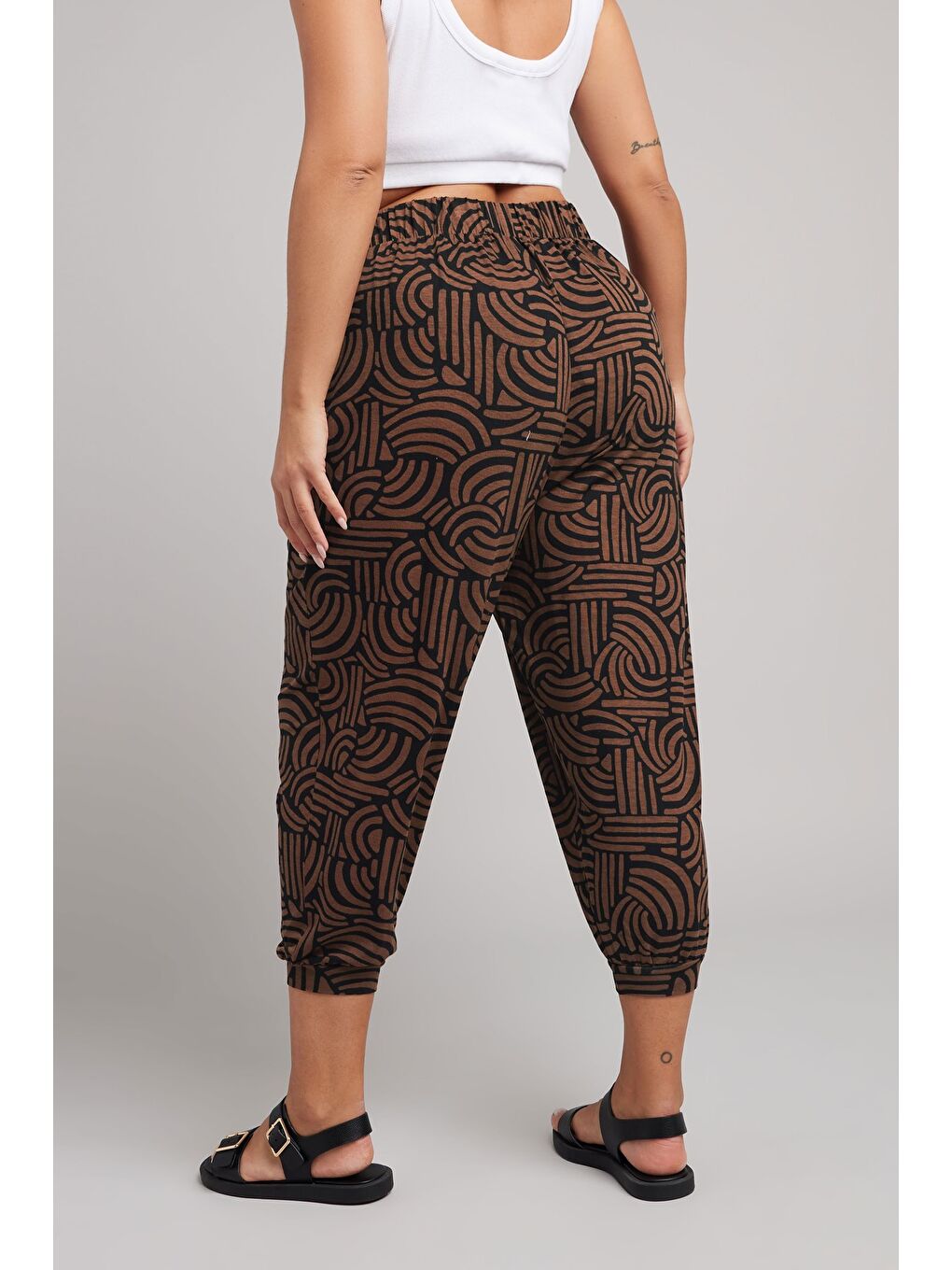 Kahverengi Büyük Beden Beli ve Paçası Lastikli Cepli Soyut Desenli Pantolon 145293-4