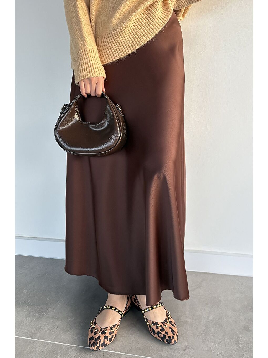 Kahverengi Bel Lastikli Saten Tesettür Etek