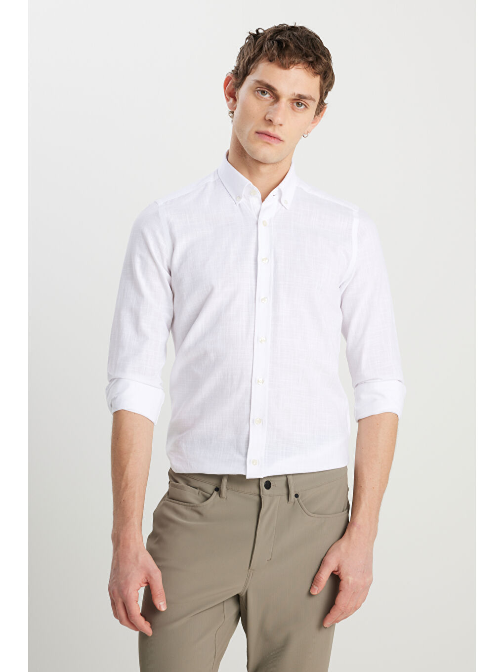 Erkek Beyaz %100 Pamuk Slim Fit Düğmeli Yaka Armürlü Flamlı Gömlek