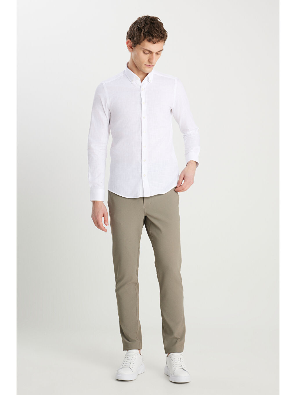 Erkek Beyaz %100 Pamuk Slim Fit Düğmeli Yaka Armürlü Flamlı Gömlek-1