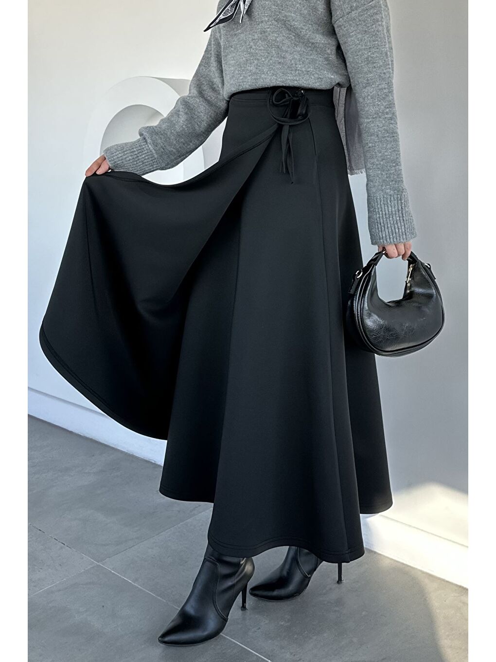 Siyah Bel Bağlama Detaylı Kiloş Scuba Tesettür Etek-1