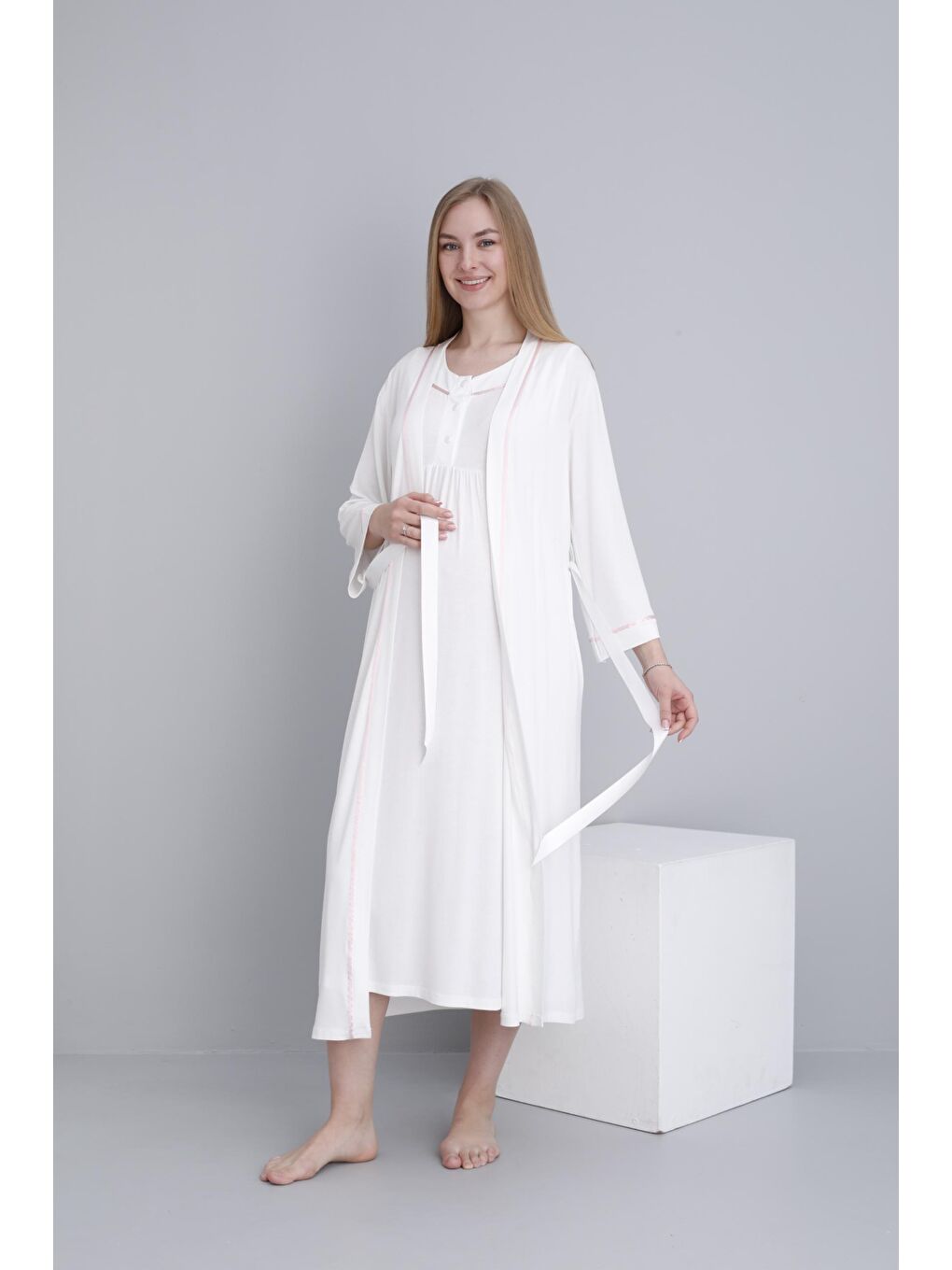Beyaz Sabahlıklı Emzirmeye Uygun Şerit Detaylı Hamile ve Lohusa Sıfır Kol Gecelik Takımı