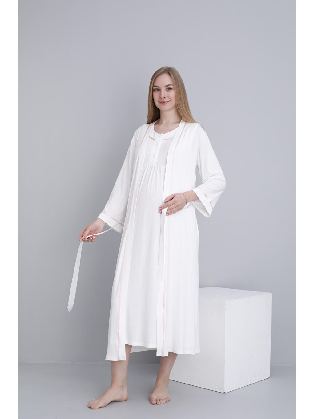 Beyaz Sabahlıklı Emzirmeye Uygun Şerit Detaylı Hamile ve Lohusa Sıfır Kol Gecelik Takımı-1