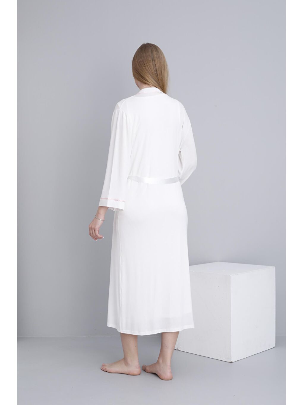 Beyaz Sabahlıklı Emzirmeye Uygun Şerit Detaylı Hamile ve Lohusa Sıfır Kol Gecelik Takımı-2