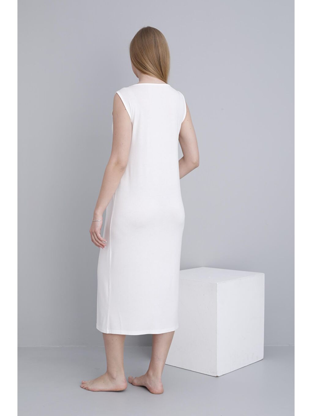 Beyaz Sabahlıklı Emzirmeye Uygun Şerit Detaylı Hamile ve Lohusa Sıfır Kol Gecelik Takımı-5