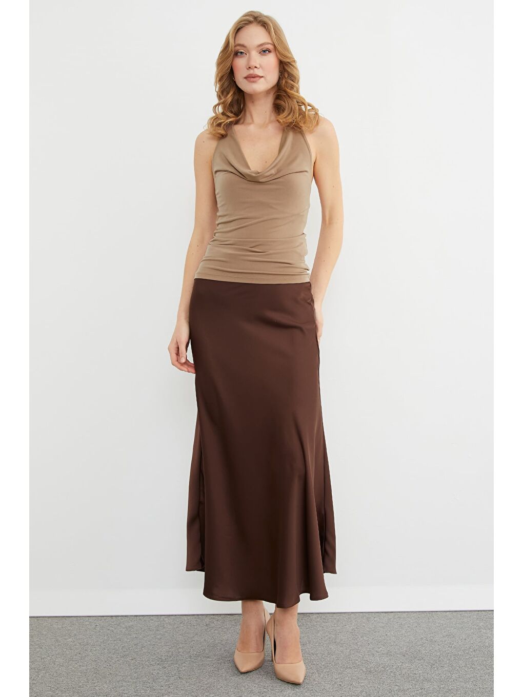 Kahverengi Beli Lastikli Midi Boy Saten Etek