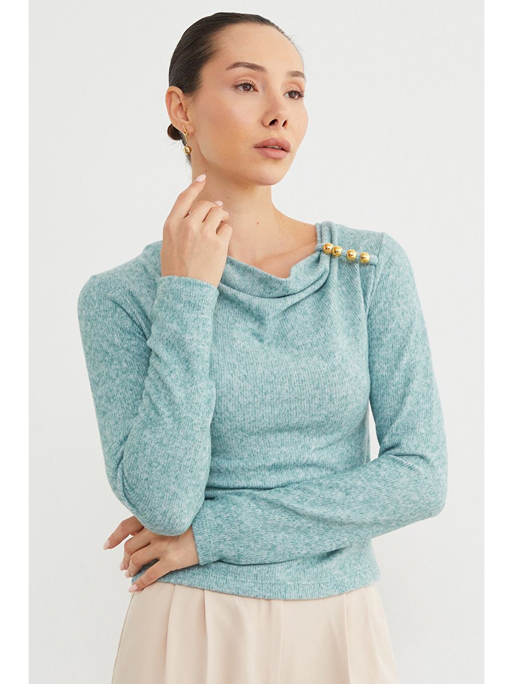 Yeşil Omuz Aksesuarlı Degaje Yaka Bluz-1