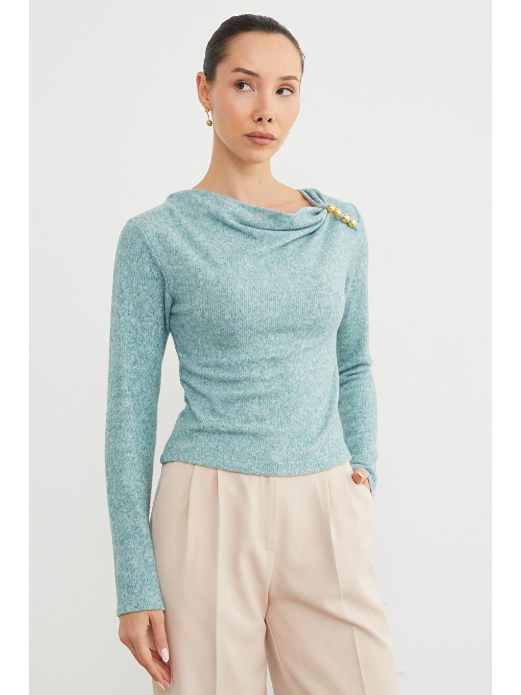 Yeşil Omuz Aksesuarlı Degaje Yaka Bluz-2