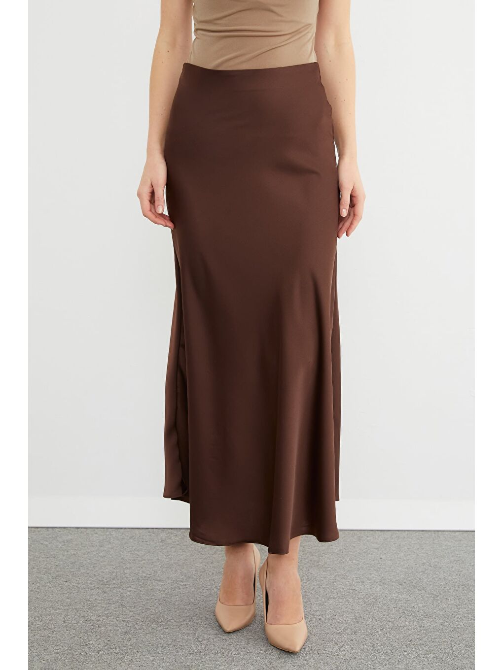 Kahverengi Beli Lastikli Midi Boy Saten Etek-3