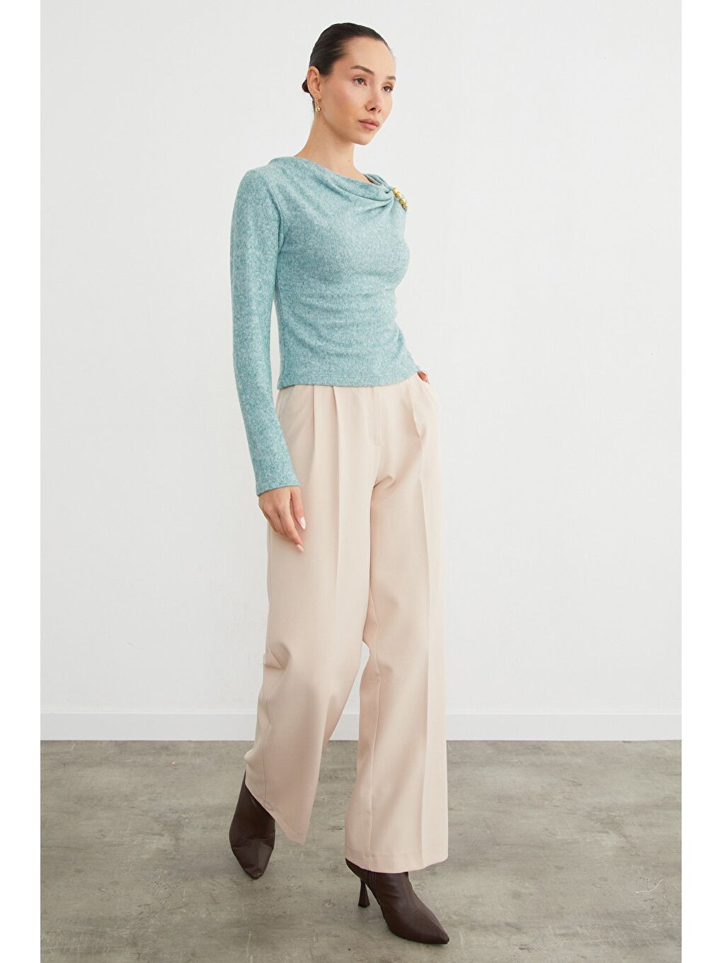 Yeşil Omuz Aksesuarlı Degaje Yaka Bluz-3