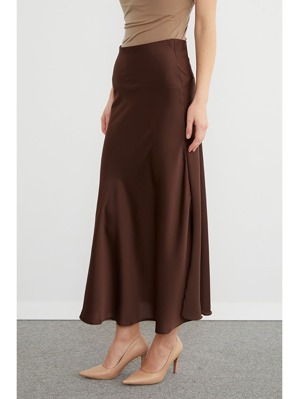 Kahverengi Beli Lastikli Midi Boy Saten Etek-4