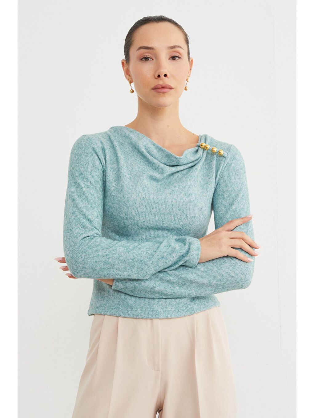 Yeşil Omuz Aksesuarlı Degaje Yaka Bluz-4