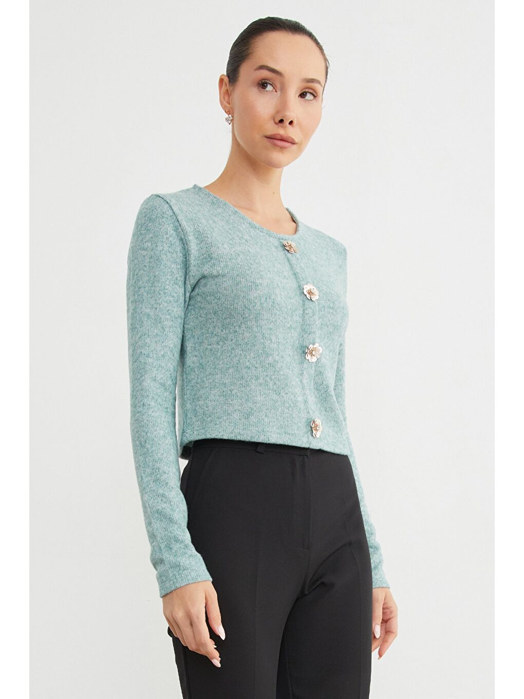 Yeşil Çiçek Aksesuarlı Bisiklet Yaka Bluz-3