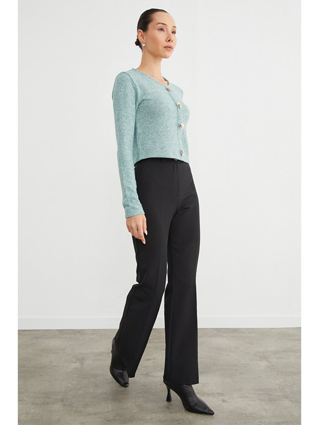 Yeşil Çiçek Aksesuarlı Bisiklet Yaka Bluz-4