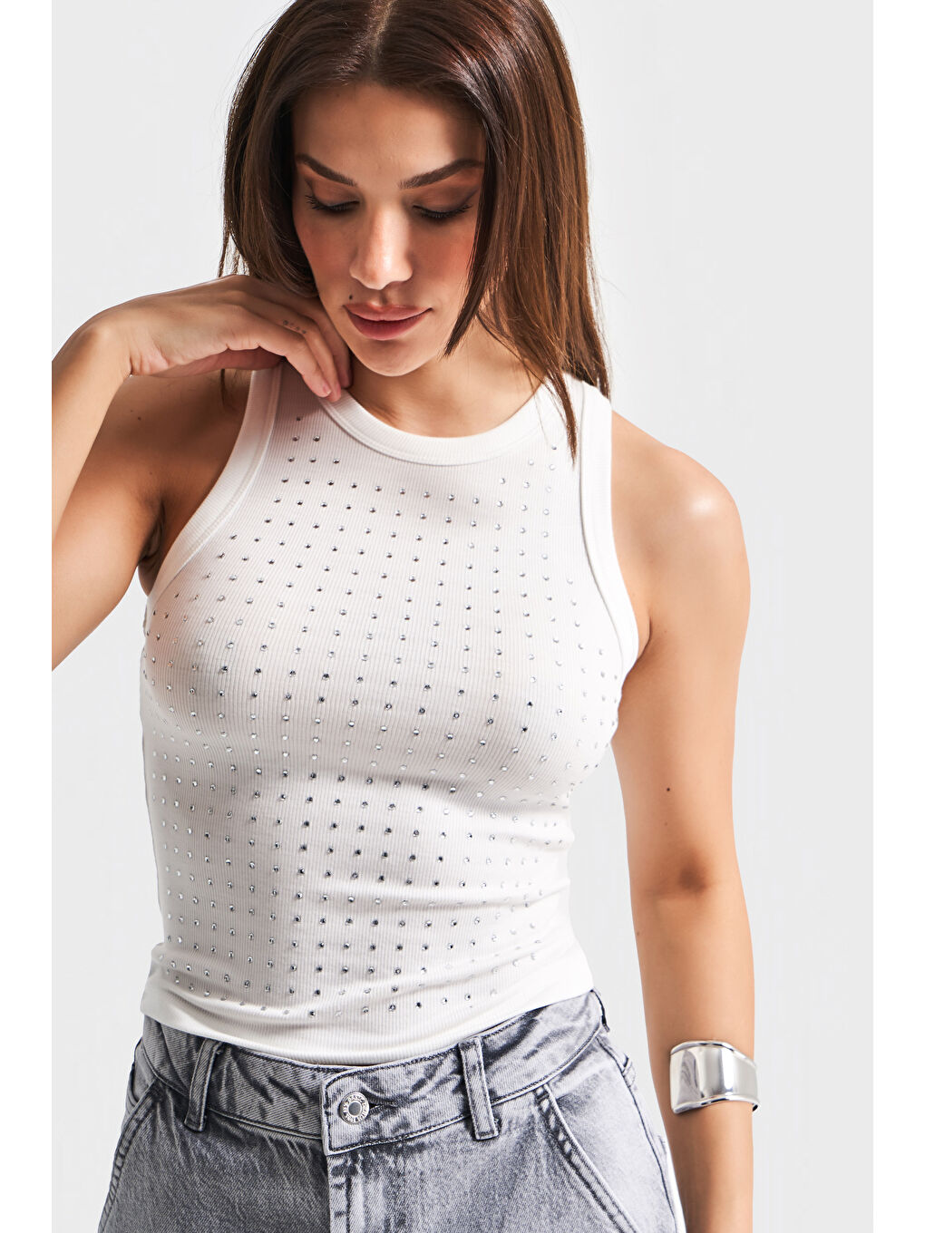 Kadın Beyaz Renk Halter Yaka İnce Fitilli Kumaş Parlak Taşlı Tasarım Body