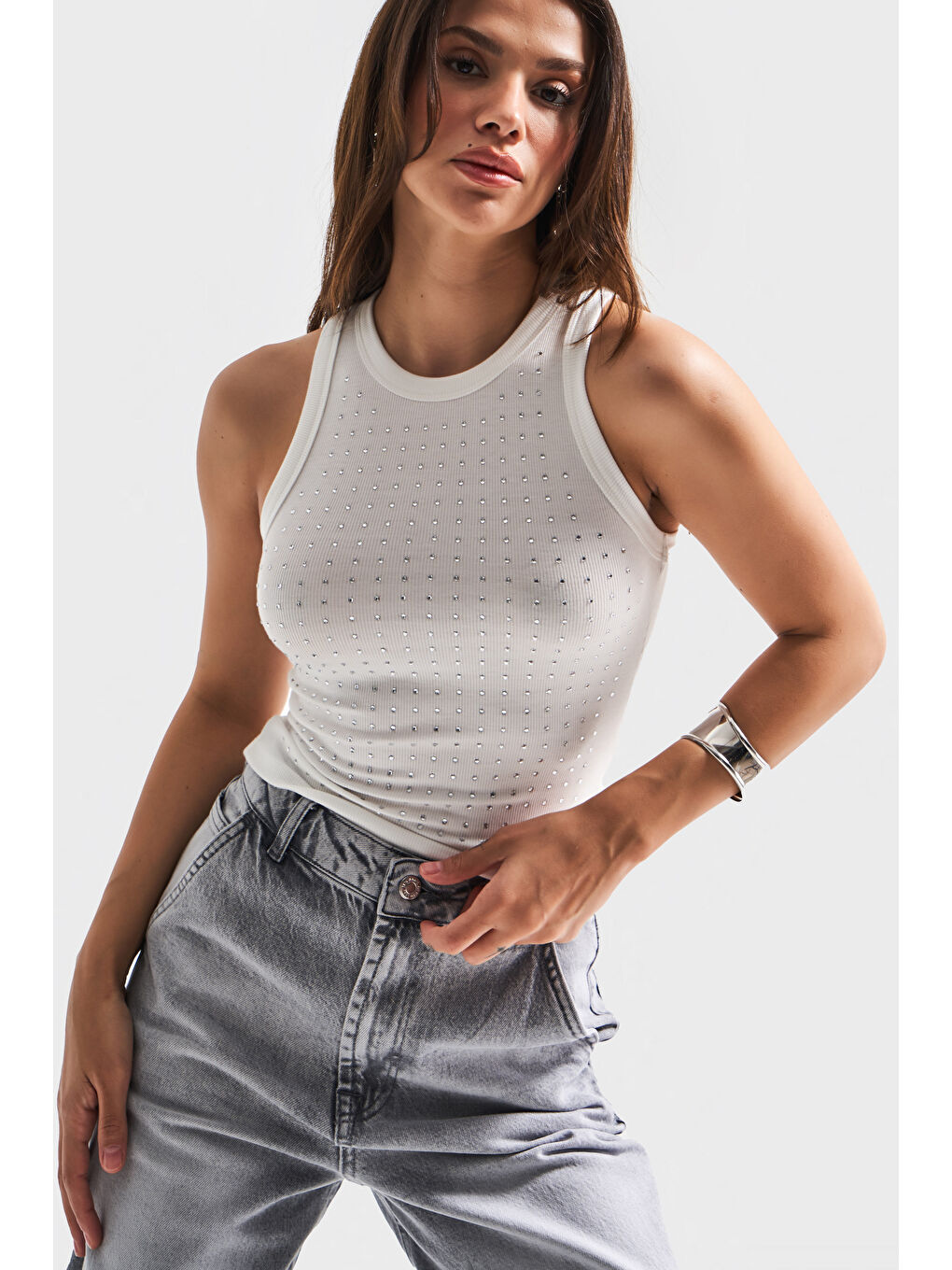 Kadın Beyaz Renk Halter Yaka İnce Fitilli Kumaş Parlak Taşlı Tasarım Body-1