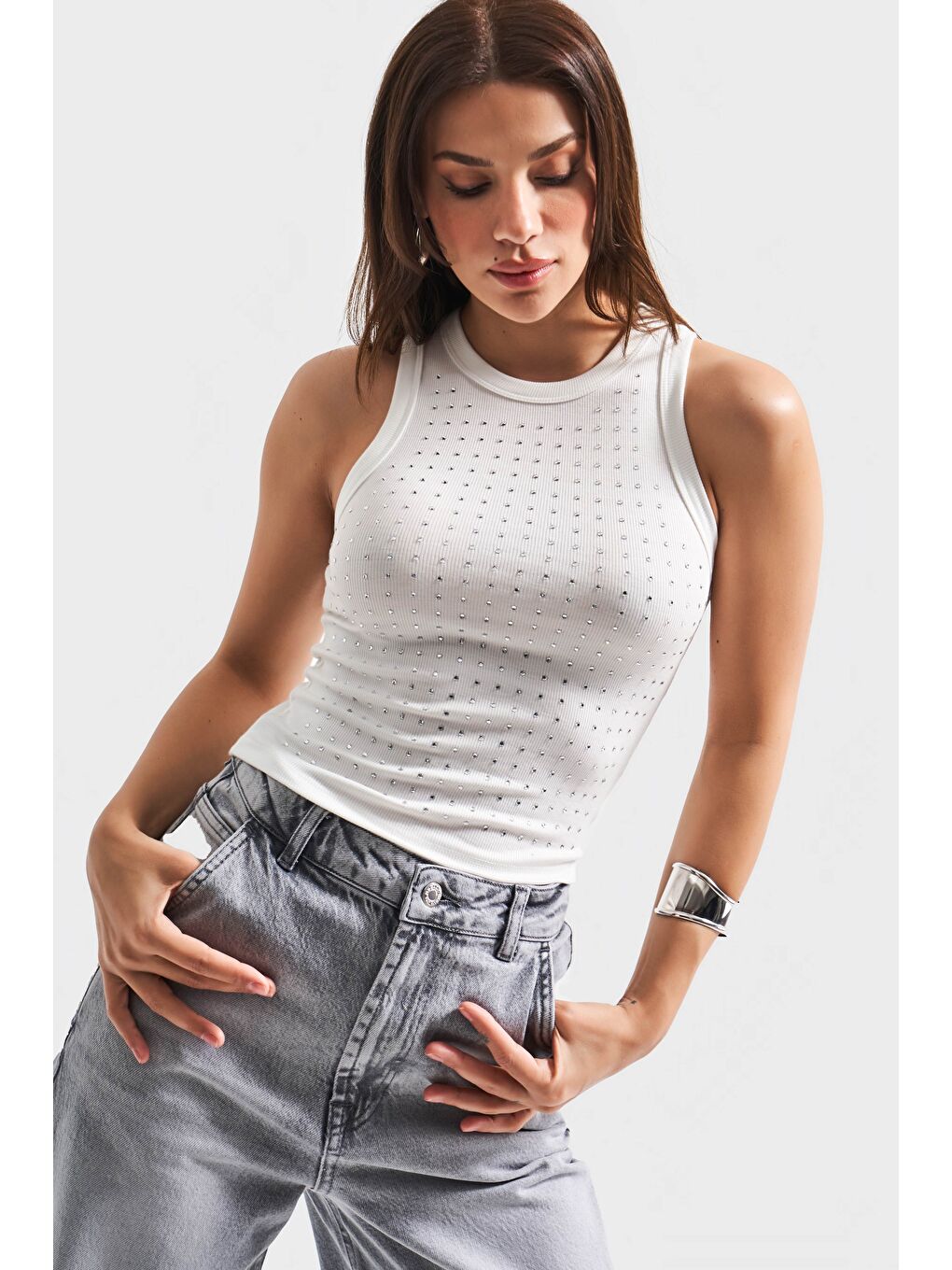 Kadın Beyaz Renk Halter Yaka İnce Fitilli Kumaş Parlak Taşlı Tasarım Body-4