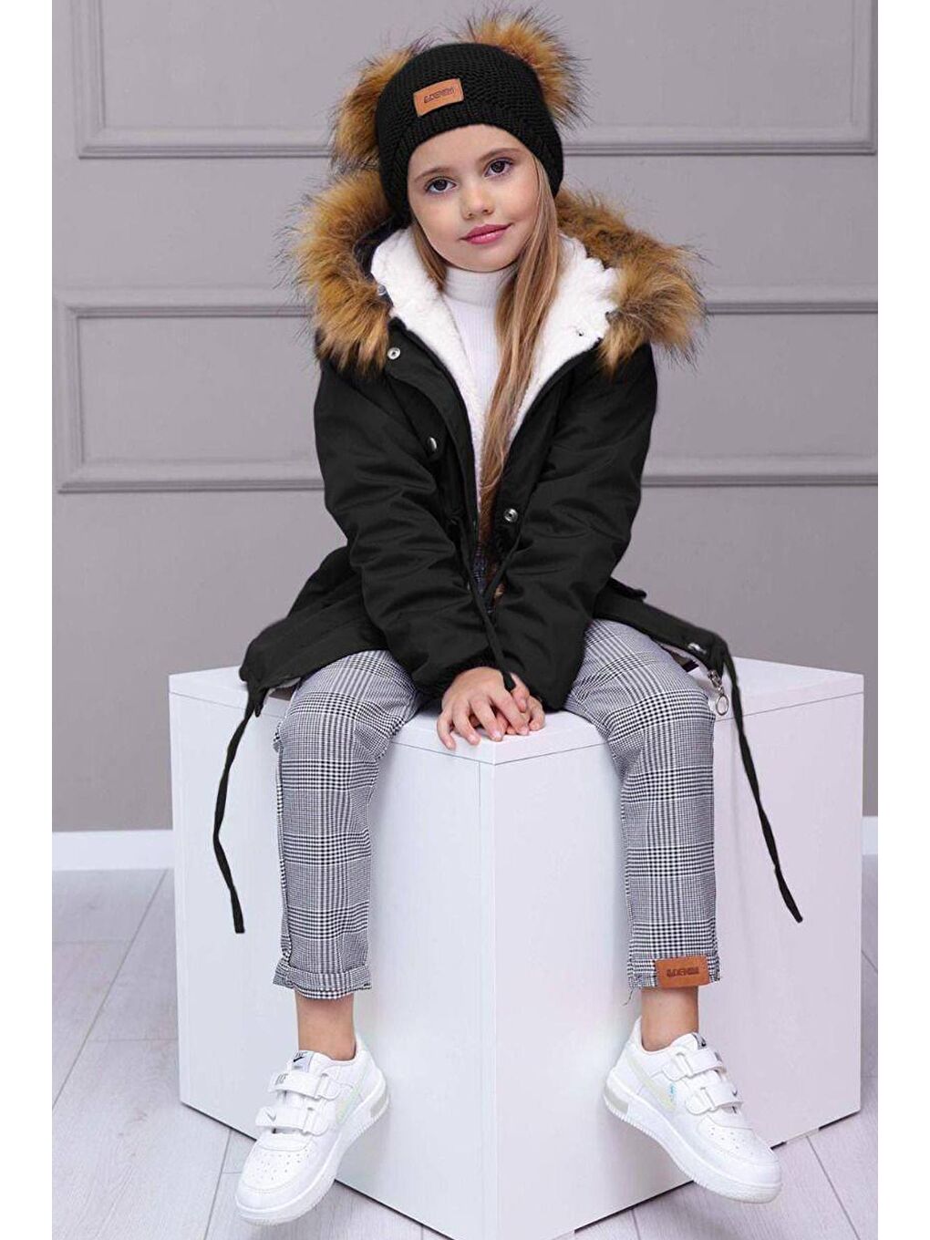 Kız Çocuk Kürk Kapşonlu Cepli İp Detaylı Mont ve Bereli Siyah Alt Üst Takım-1