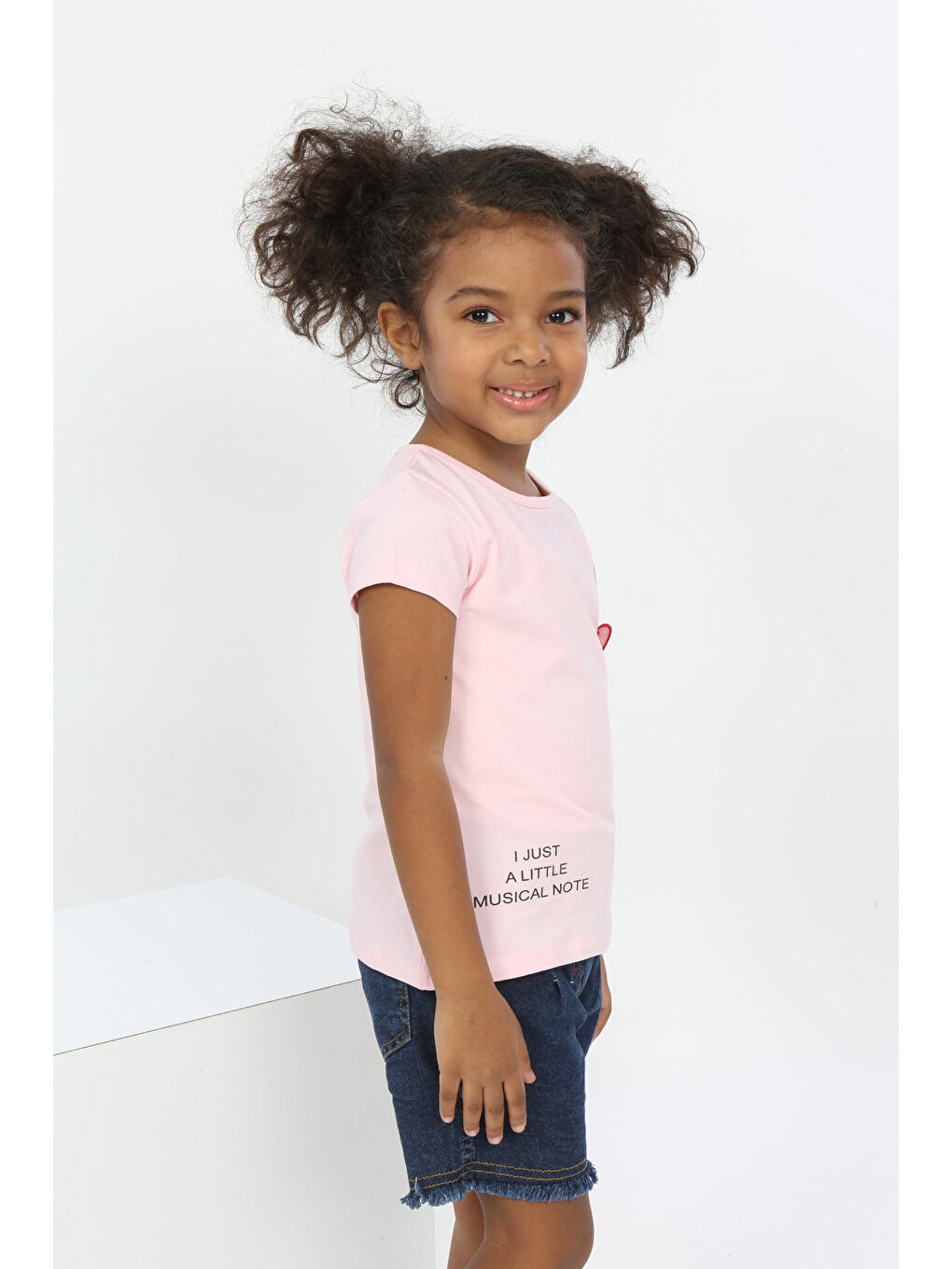 Pembe Kız Bebek Göğsü Nota Nakışlı Yazı Baskılı Tişört-1