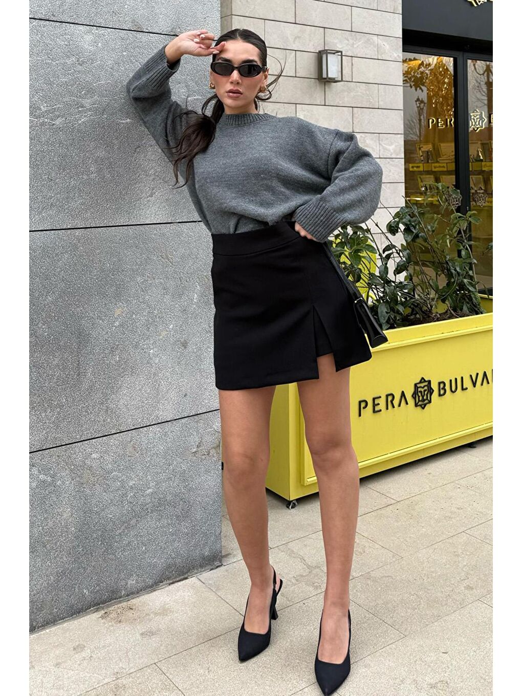 Siyah Yırtmaç Detaylı Kadın Şort Etek Mg2315-4