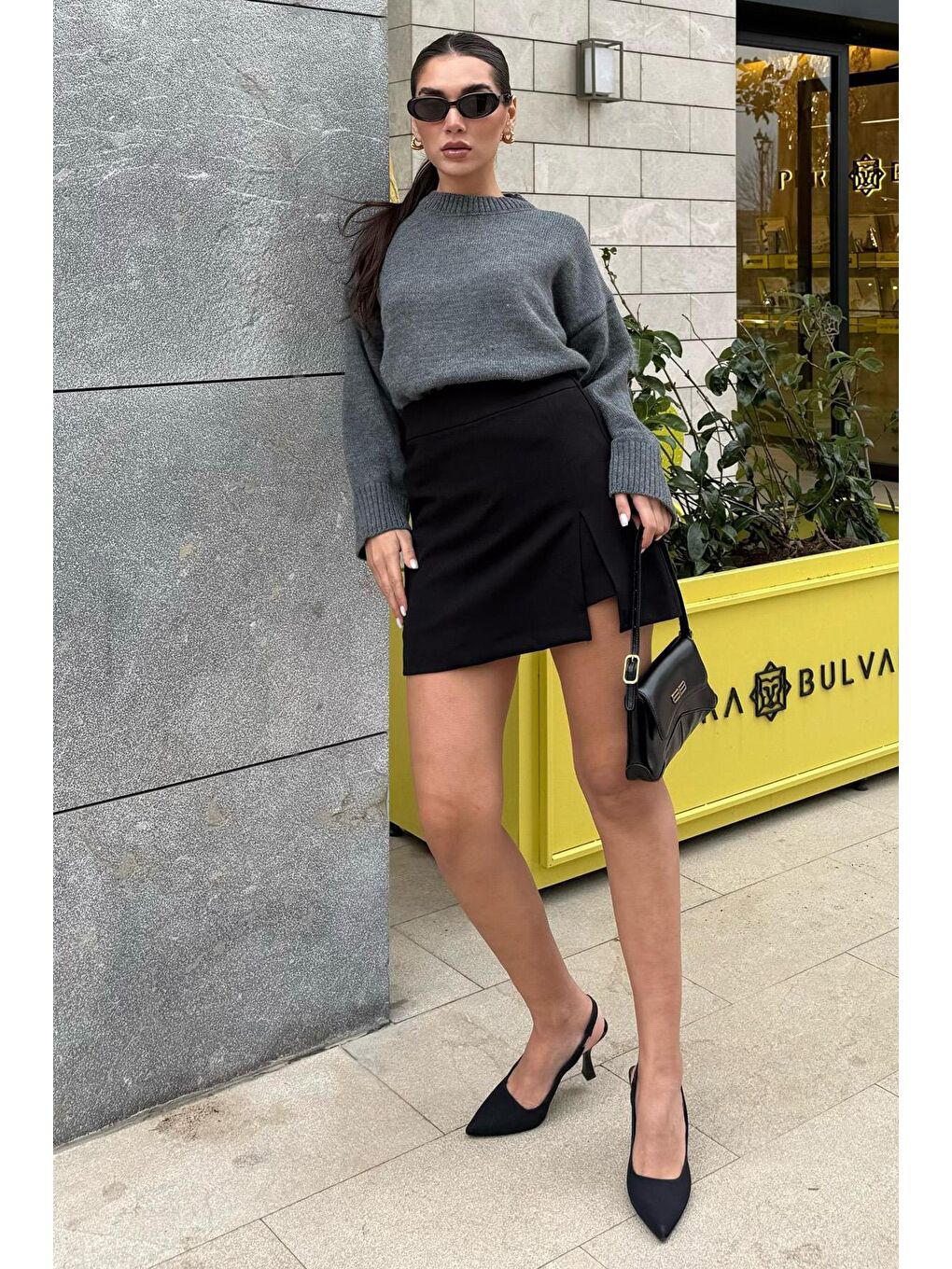 Siyah Yırtmaç Detaylı Kadın Şort Etek Mg2315-9