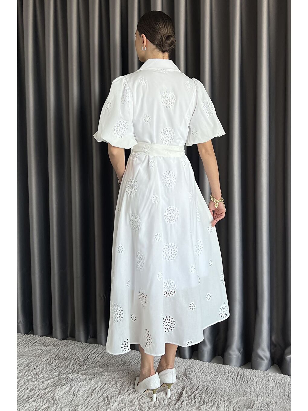 Beyaz Gömlek Yaka Boydan Düğmeli Kemerli Elbise-2