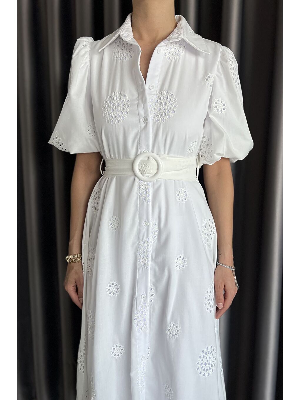 Beyaz Gömlek Yaka Boydan Düğmeli Kemerli Elbise-3