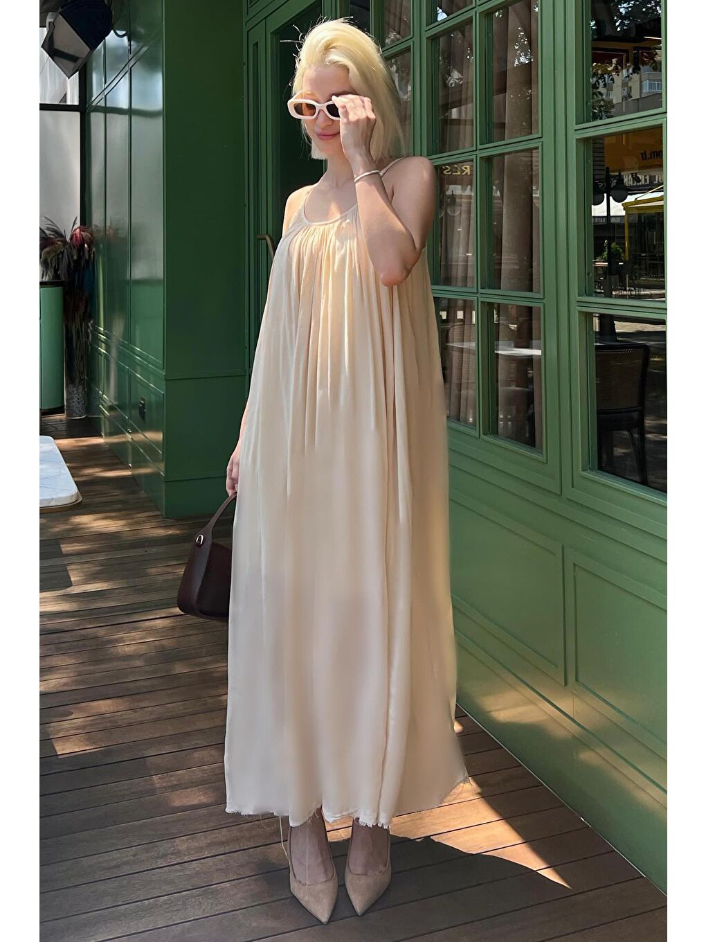 Bej Halter Yaka Yırtmaç Detaylı Desenli Uzun Elbise Mg2162-3