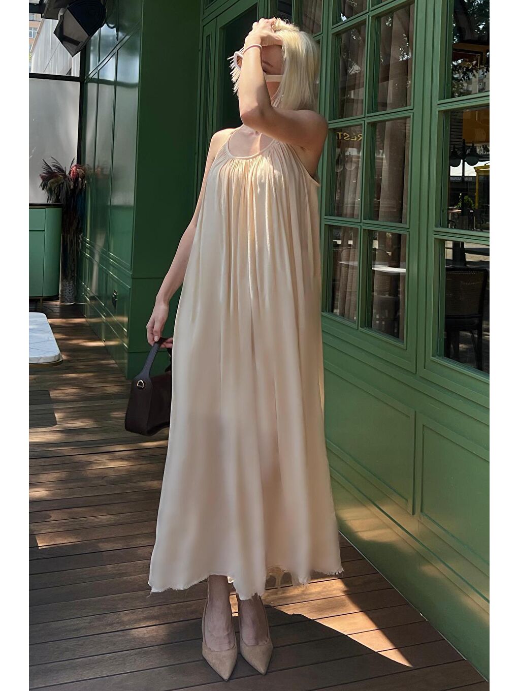 Bej Halter Yaka Yırtmaç Detaylı Desenli Uzun Elbise Mg2162-4