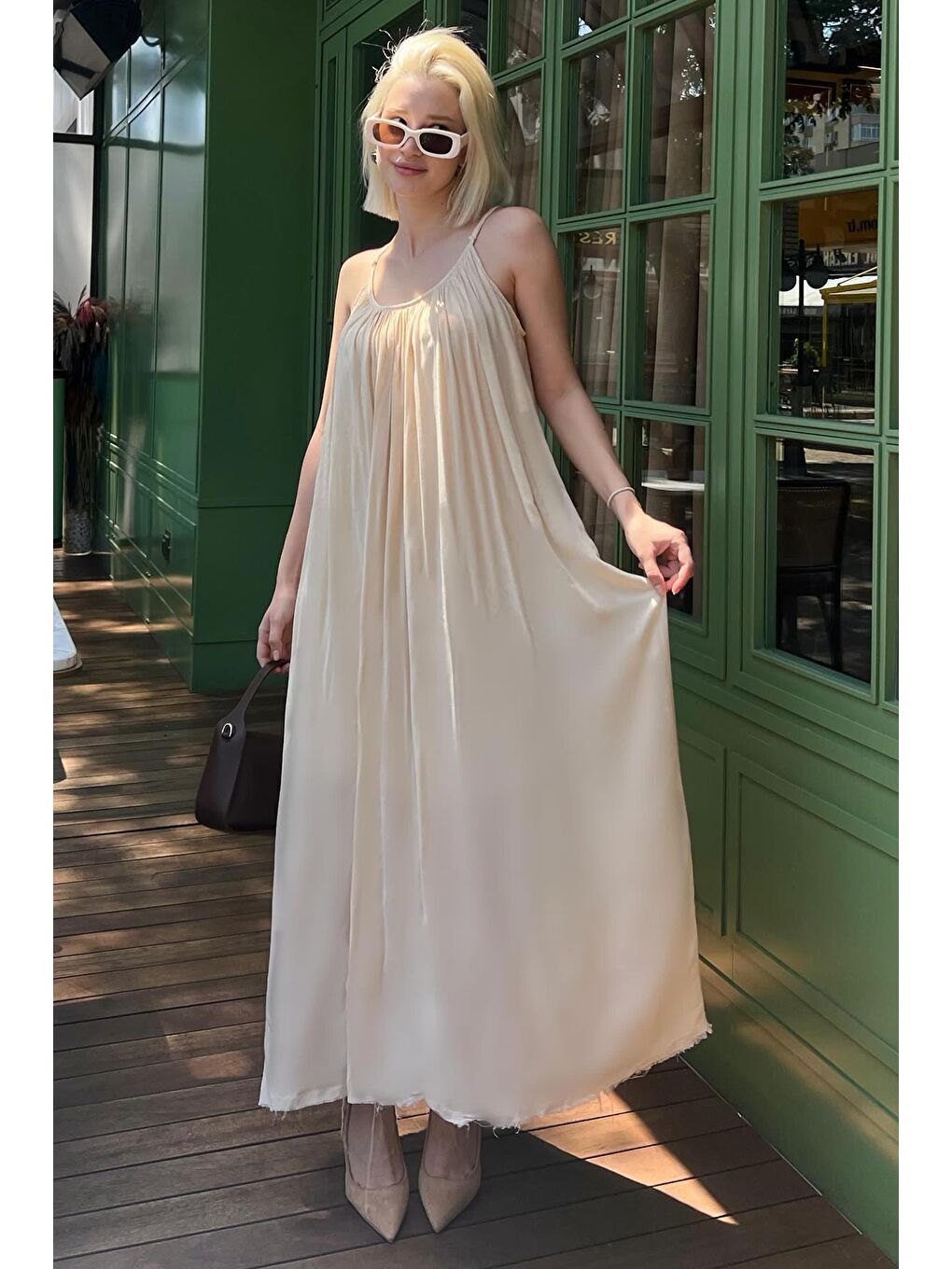 Bej Halter Yaka Yırtmaç Detaylı Desenli Uzun Elbise Mg2162-5