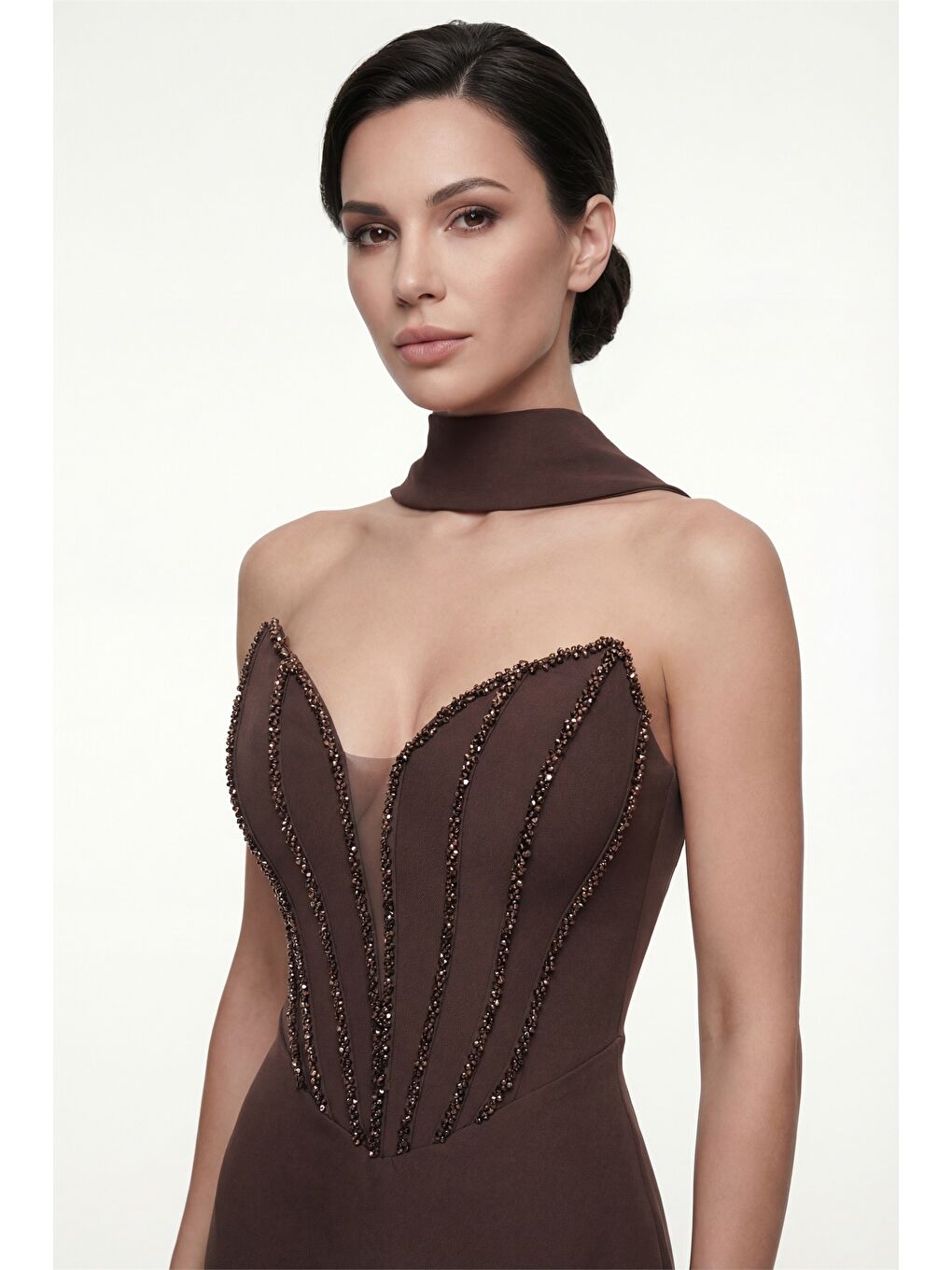 Kadın Kahverengi Straplez Yaka Taşlı Uzun Balık Abiye Elbise-2