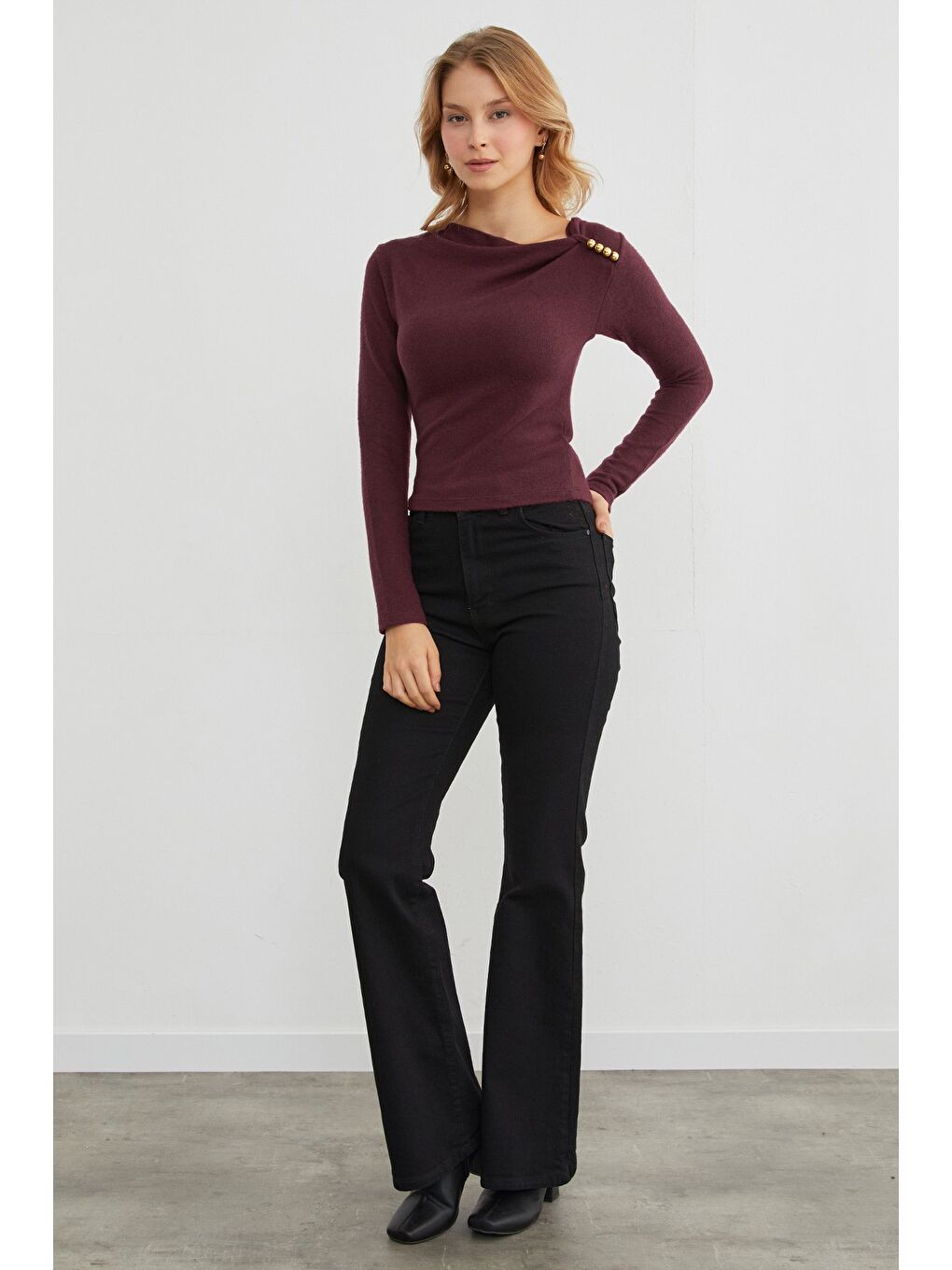 Bordo Omuz Aksesuarlı Degaje Yaka Bluz-2