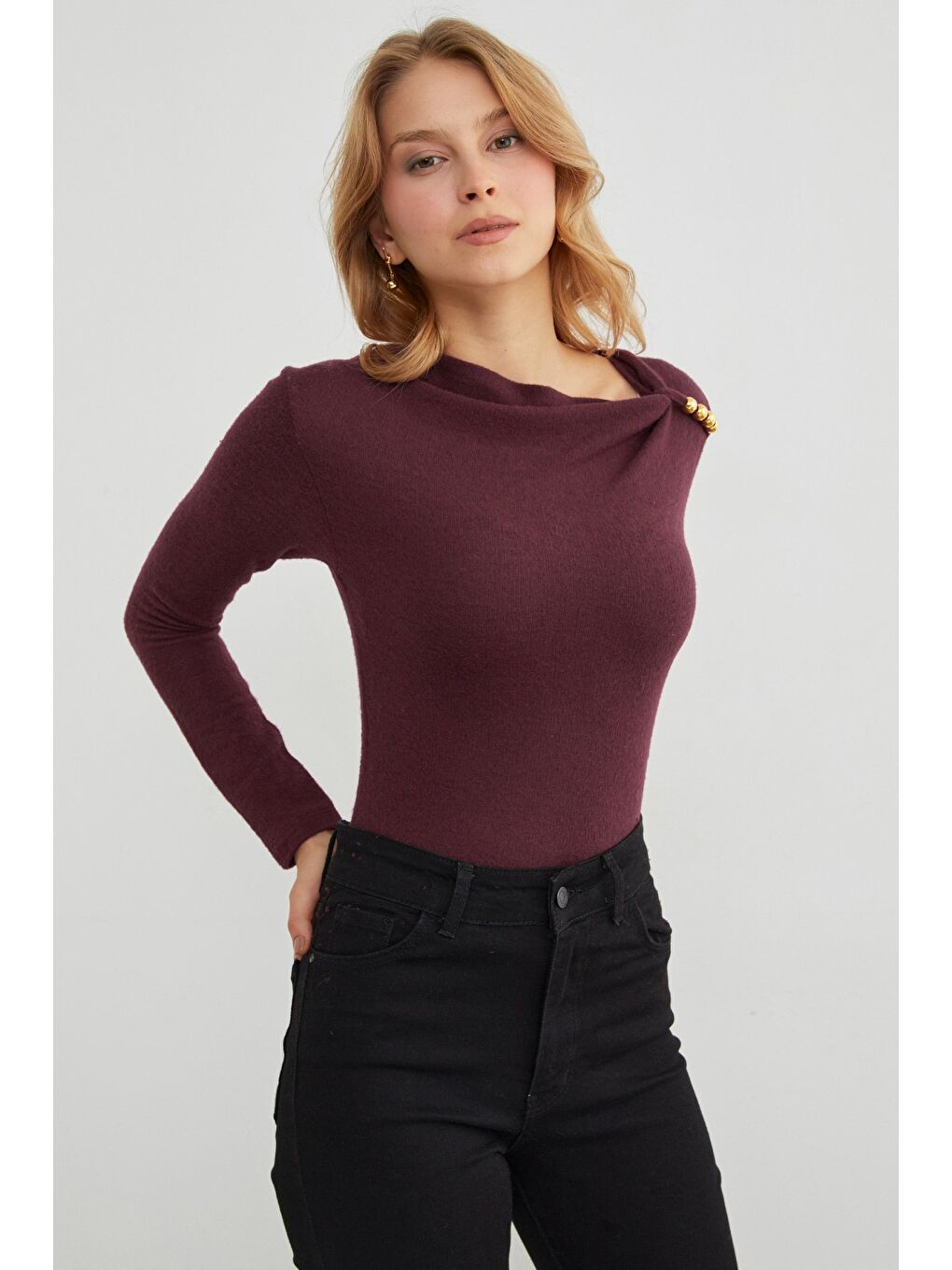 Bordo Omuz Aksesuarlı Degaje Yaka Bluz-3