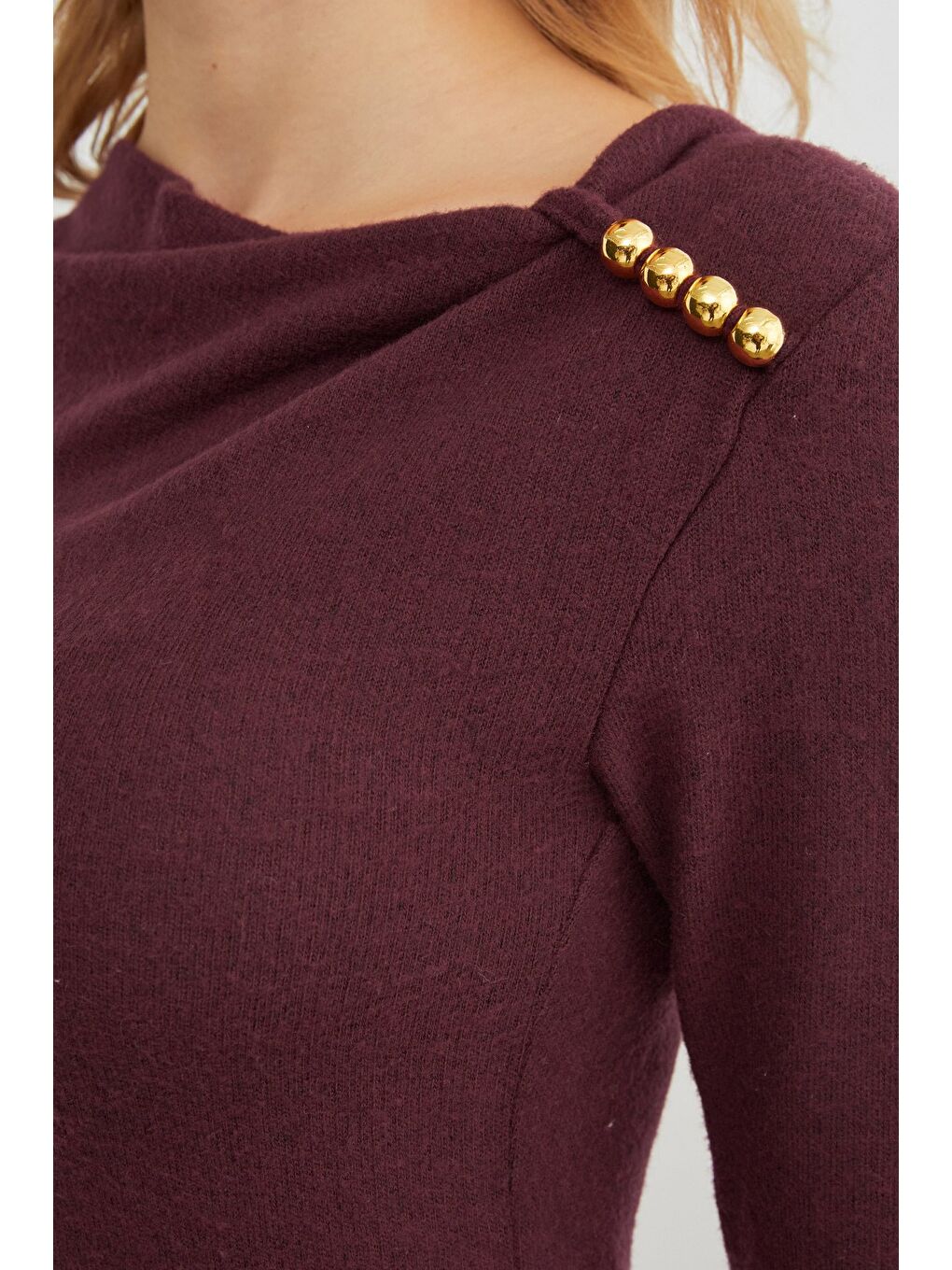 Bordo Omuz Aksesuarlı Degaje Yaka Bluz-4