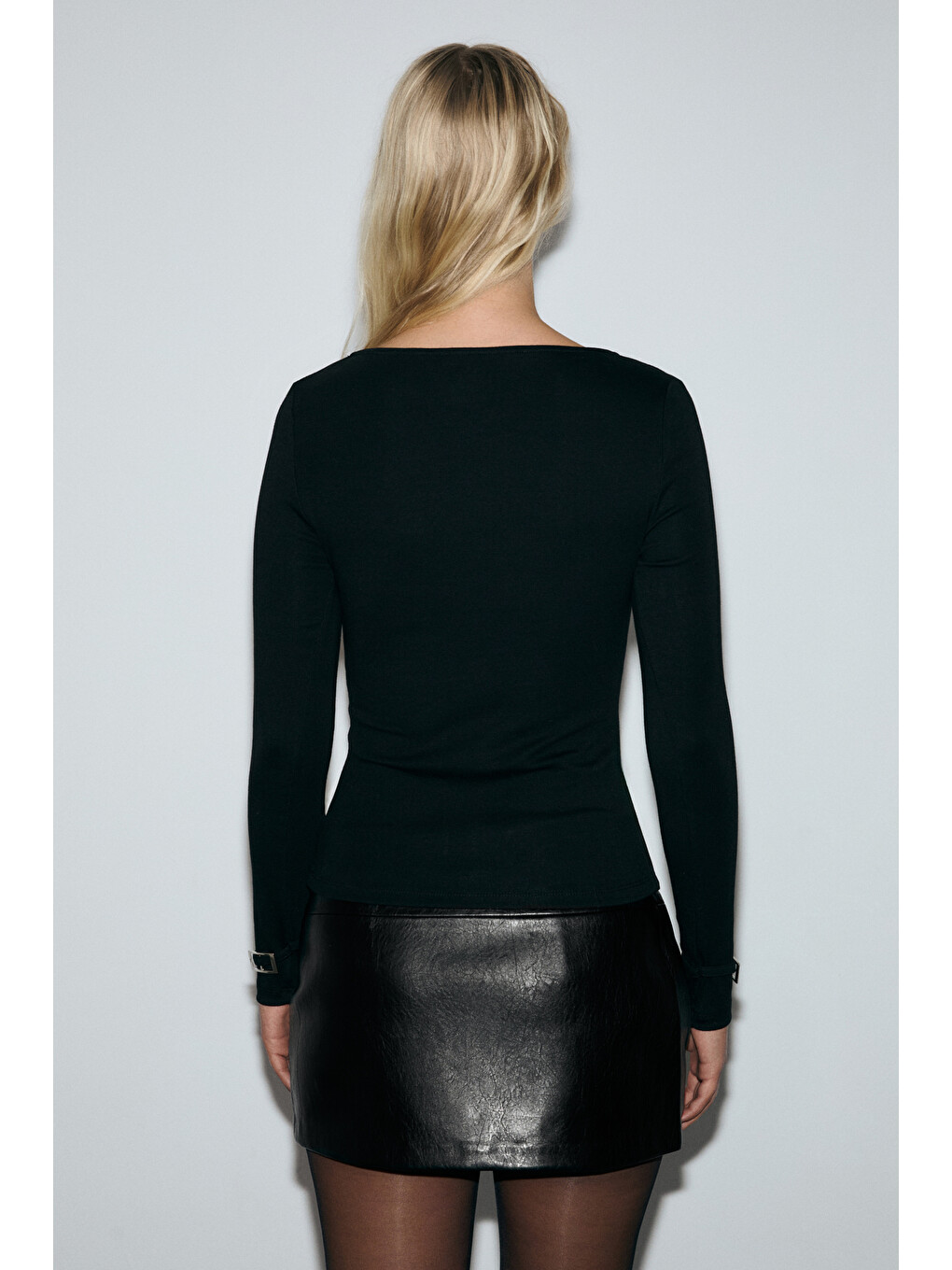 Bubılı Kadın Yumuşak Ve Esnek Kumaşlı Toka Detaylı Slim Fit Siyah Bluz-5