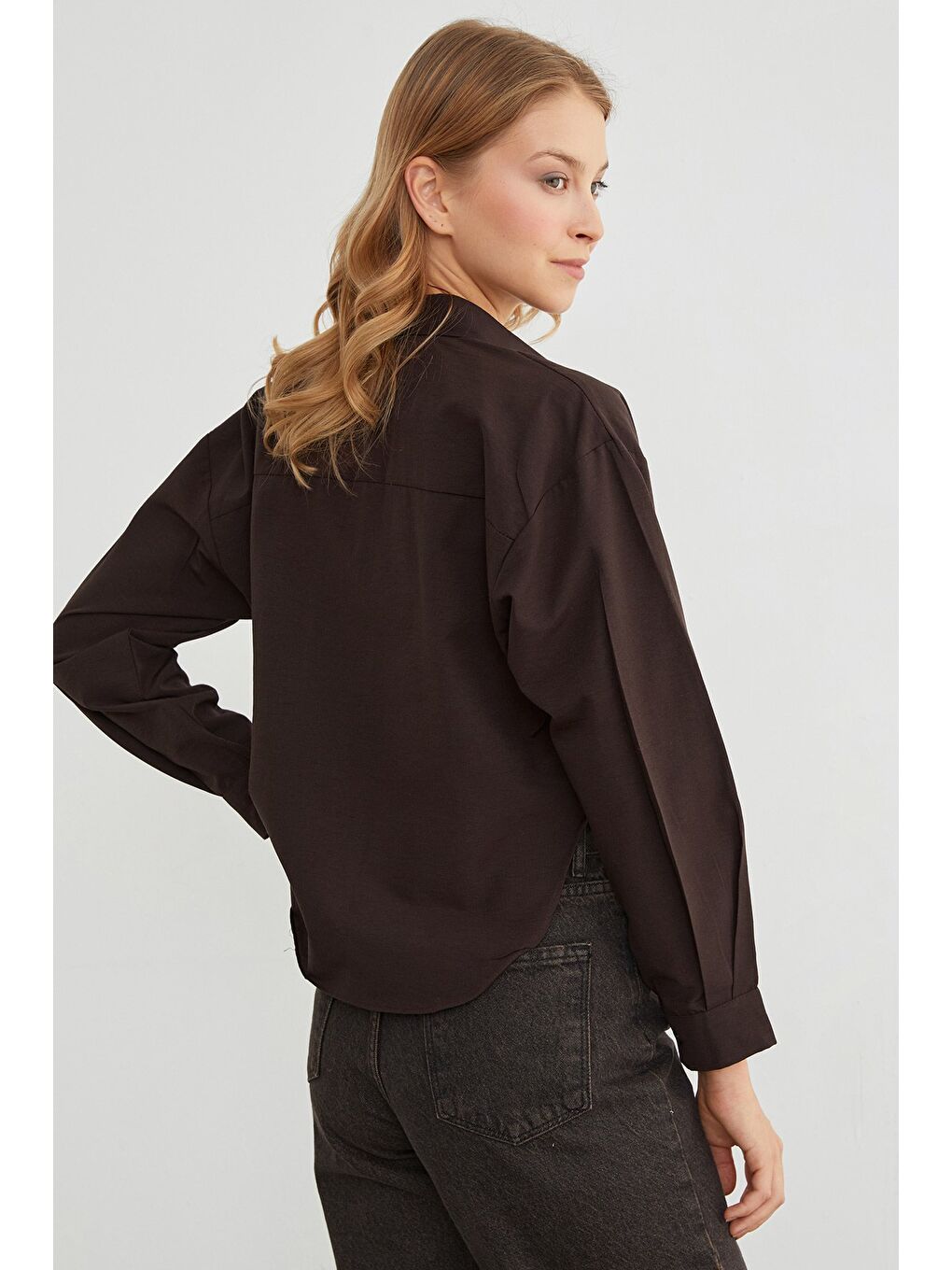 Kahverengi Kelebek Aksesuarlı Crop Gömlek-1