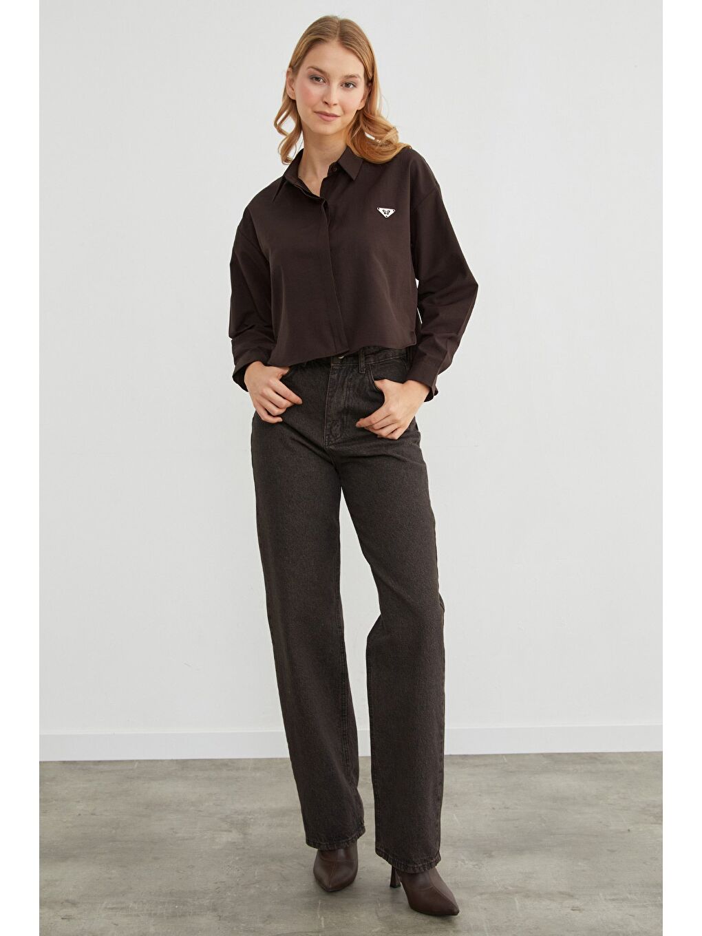 Kahverengi Kelebek Aksesuarlı Crop Gömlek-2