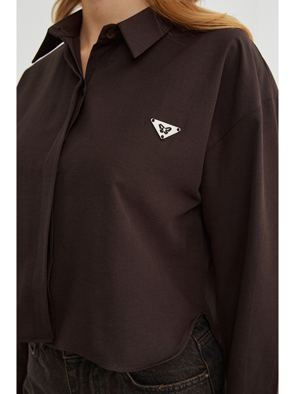 Kahverengi Kelebek Aksesuarlı Crop Gömlek-3