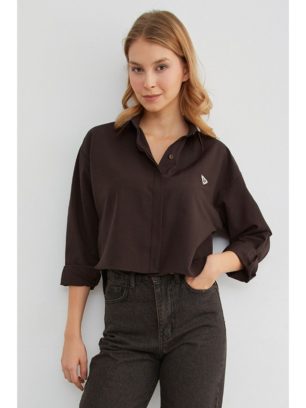 Kahverengi Kelebek Aksesuarlı Crop Gömlek-4