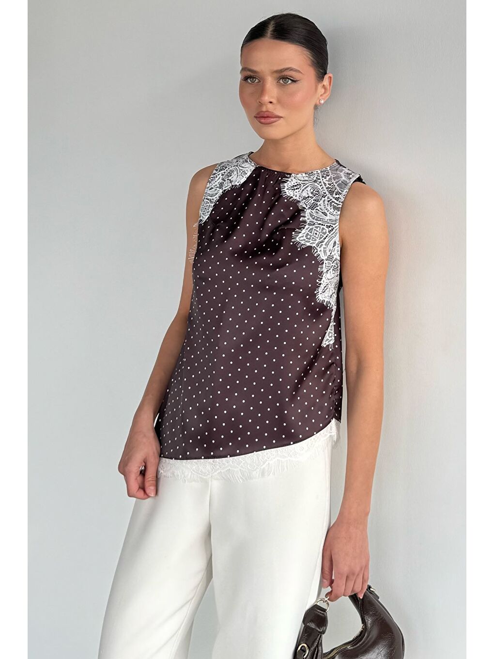 Kahverengi Kadın Dantel Detaylı Puantiyeli Sıfır Kol Saten Bluz