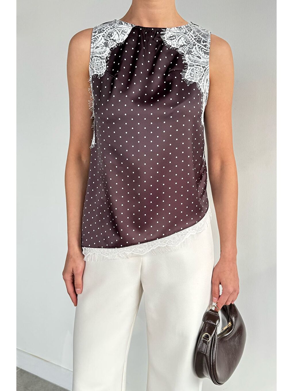 Kahverengi Kadın Dantel Detaylı Puantiyeli Sıfır Kol Saten Bluz-1